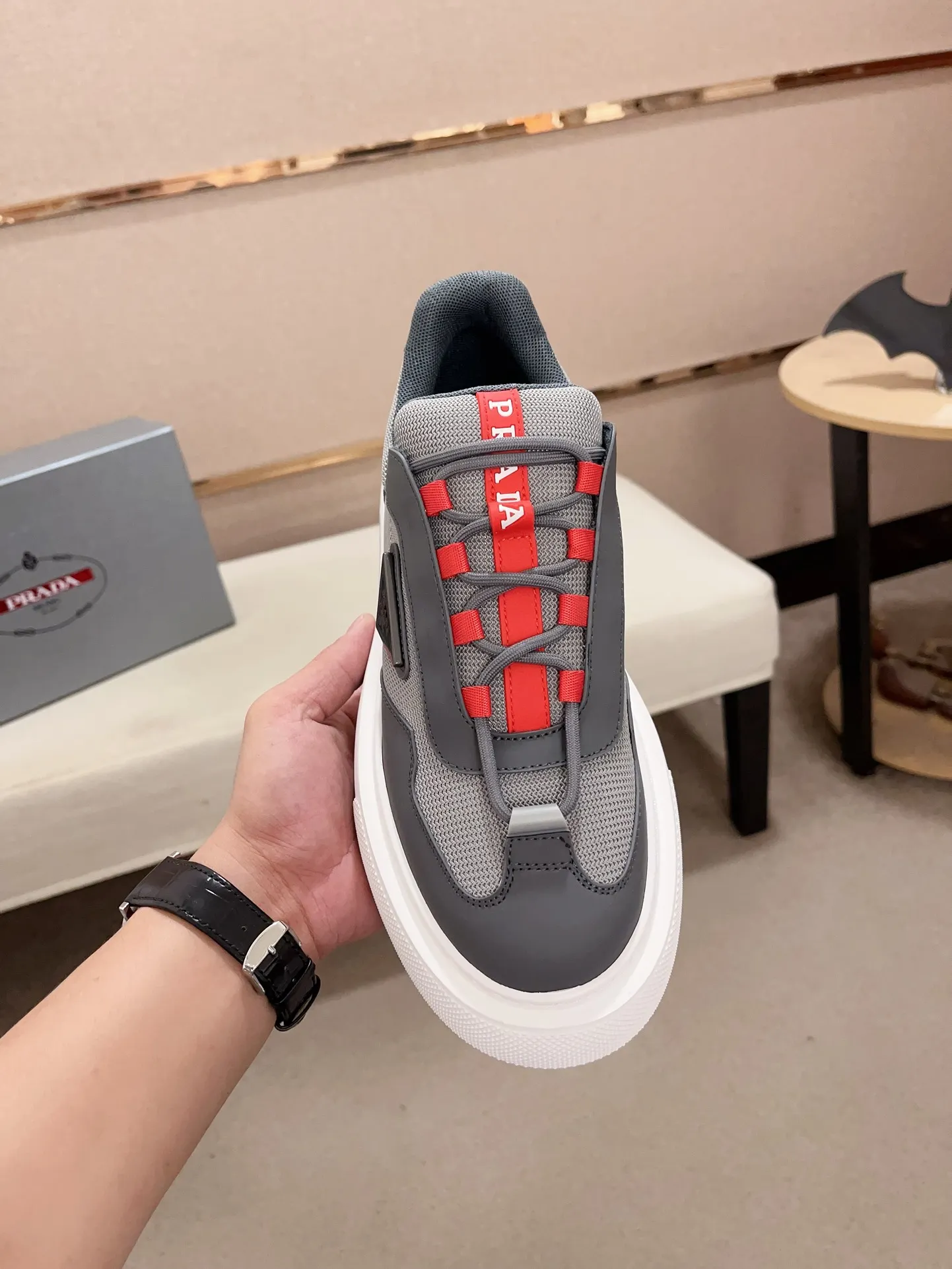 Men's shoes 💰 580💰 ✔️✔️✔️High-quality new PRADA counters are launched at the same time. The new men's shoes and 😘fabrics are selected from first-layer cowhide and are made by pure handicrafts. Lining: Full cowhide lining. 👍🏿 High-end ☄️ air-cushion molded anti-slip rubber outsole, exquisite lines, simple and elegant, comfortable and high-end for leisure travel. Code number: 38 to 44